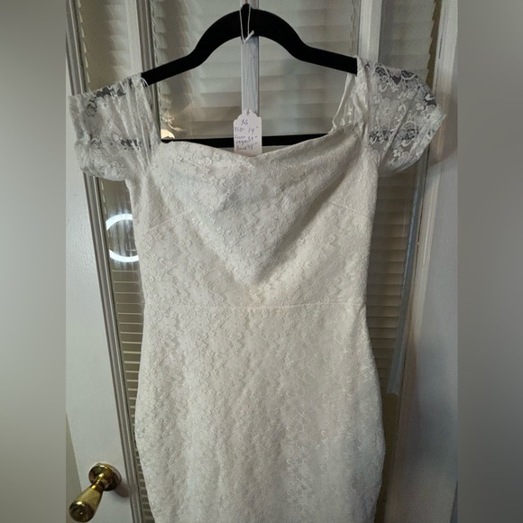 On or Off Shoulder Ivory/White Lace Lulus Wedding Dress-Size Extra Small - Picture 10 of 16